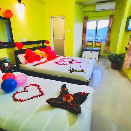 Hotel October Inn Pokhara Extérieur photo