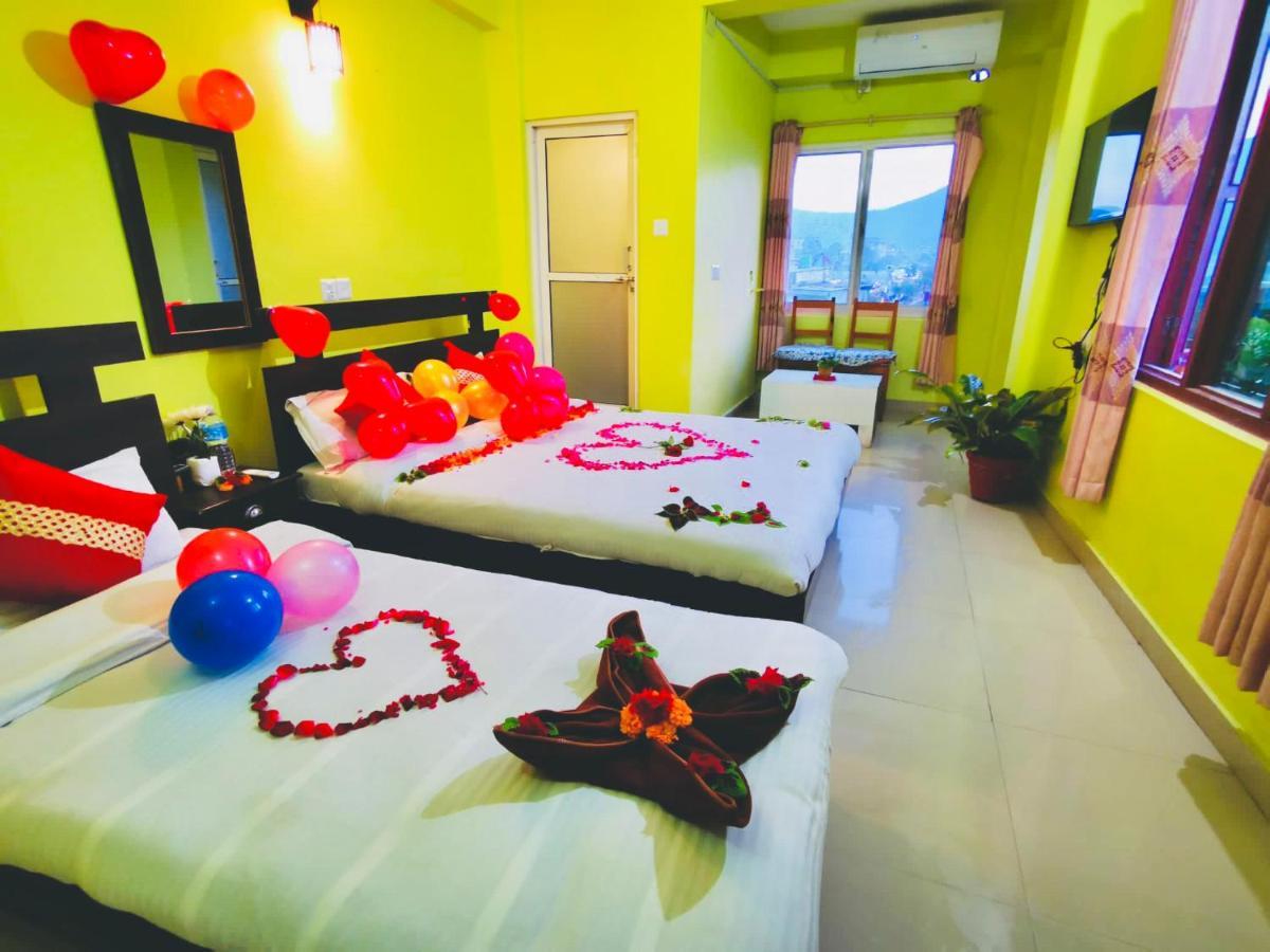 Hotel October Inn Pokhara Extérieur photo