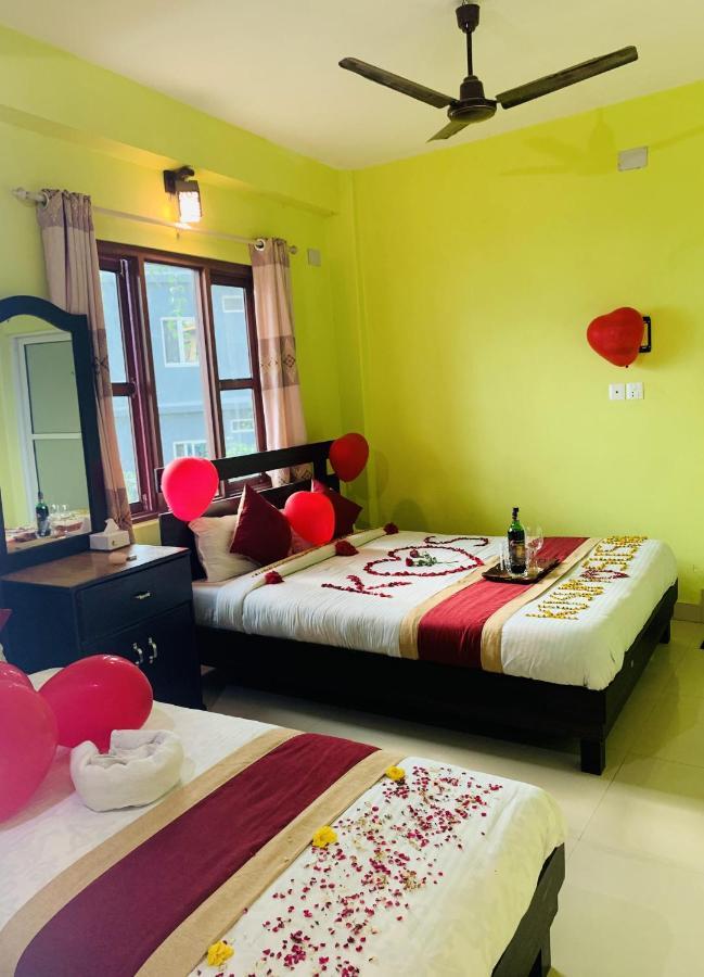 Hotel October Inn Pokhara Extérieur photo