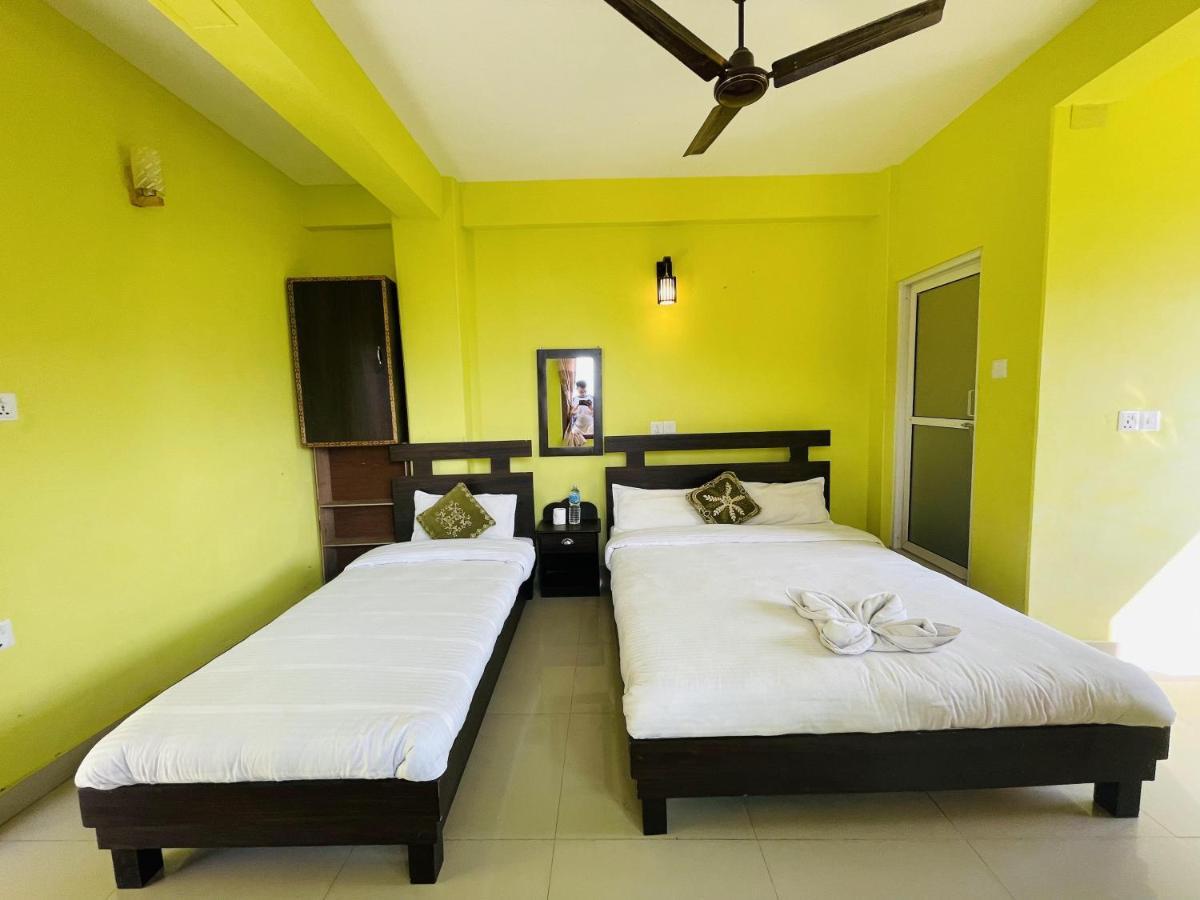 Hotel October Inn Pokhara Extérieur photo