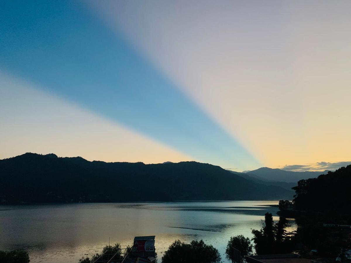 Hotel October Inn Pokhara Extérieur photo