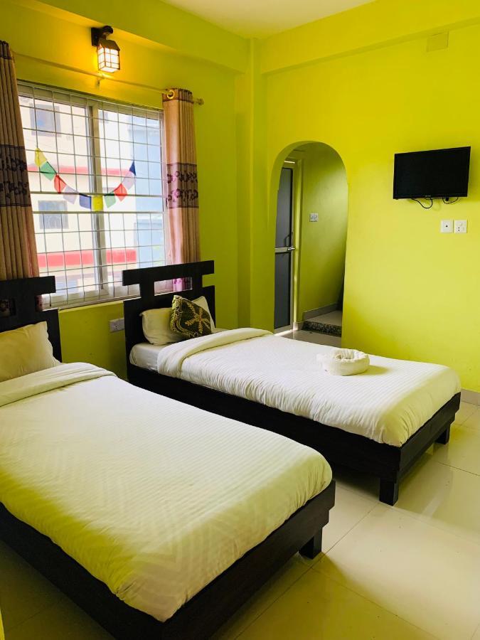 Hotel October Inn Pokhara Extérieur photo